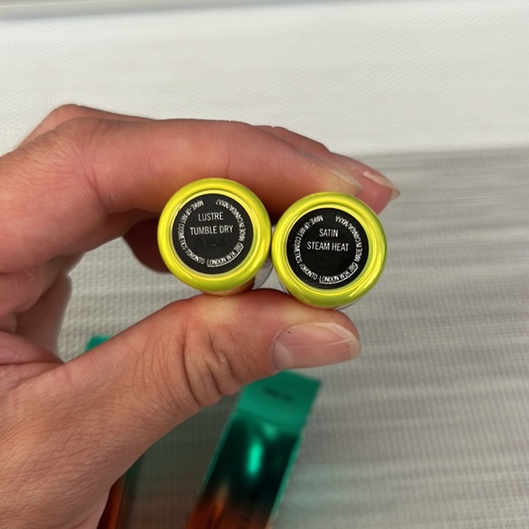 BNIB MAC Wash & Dry lipstick bundle: Steam Heat & Tumble Dry - Picture 5 of 5